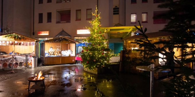 Der Kronenplatz in Wetzikon mit geschmücktem Christbaum während der Vorweihnachtszeit . - Bezirk Hinwil Der Kronenplatz in Wetzikon mit geschmücktem Christbaum während der Vorweihnachtszeit . - Bezirk Hinwil