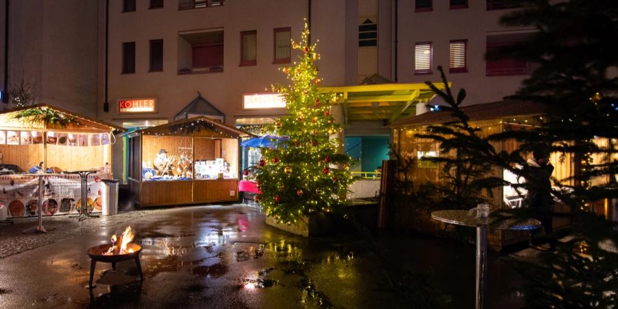 Der Kronenplatz in Wetzikon mit geschmücktem Christbaum während der Vorweihnachtszeit . - Bezirk Hinwil