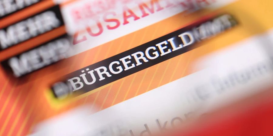 ARCHIV - «Bürgergeld» ist auf der Homepage des Bundesministeriums für Arbeit und Soziales durch eine Brille zu lesen. Foto: Karl-Josef Hildenbrand/dpa