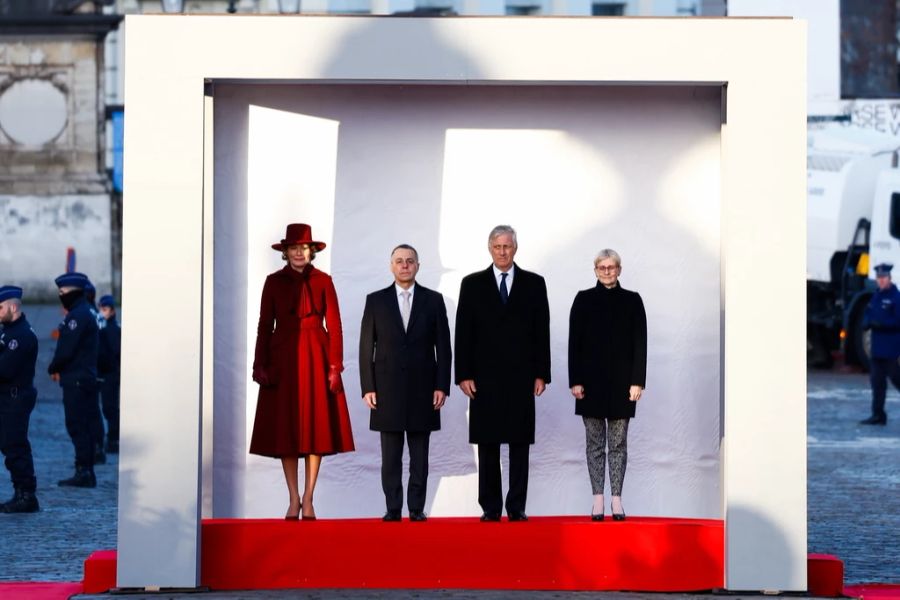 Von links nach rechts: Königin Mathilde, Ignazio Cassis, König Philippe und  Paola Rodoni Cassis posieren für die Kameras am 24. November 2022, in Brüssel.