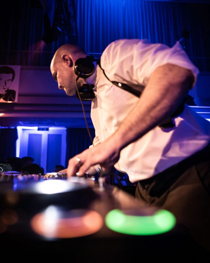 Was legt dieser DJ wohl auf? Skyfall? Golden Eye? Bondnight