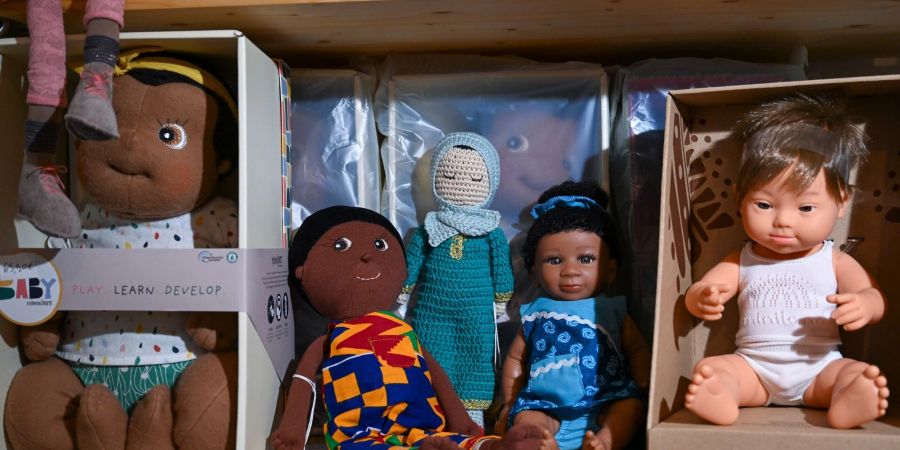 Vielfältige Puppen, unter anderem verschiedener Hautfarben, Kulturen oder auch mit Down-Syndrom gehören zum Sortiment im Shop Diversity Spielzeug in der Emser Strasse in Neukölln.