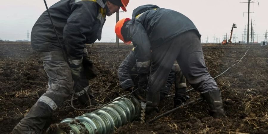 Arbeiter reparieren Stromleitung nahe Odessa