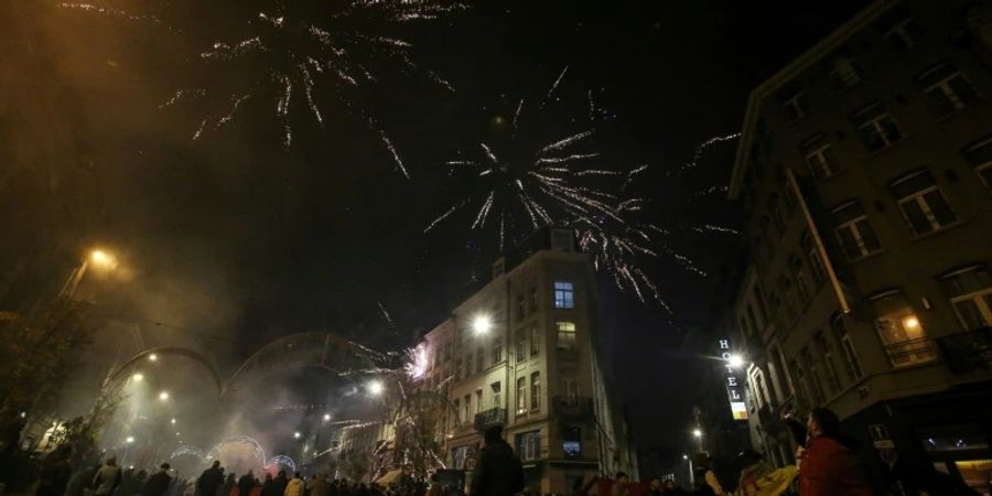 Feuerwerksraketen über einer Menschenmenge in Brüssel