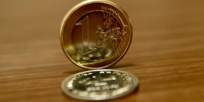 Eine Kuna- und eine Euro-Münze Eine Kuna- und eine Euro-Münze