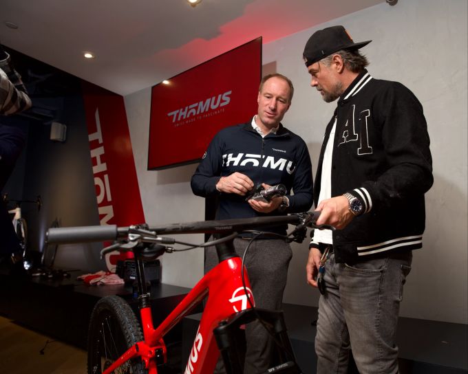 Schauspieler Josh Duhamel interessiert sich für den neuen Swissrider. Thömus AG