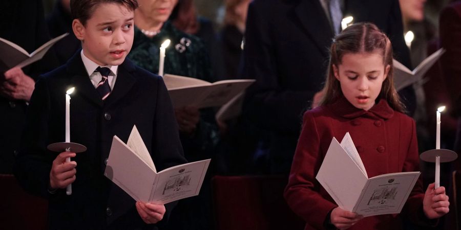 Prinz George (l) und seine Schwester Charlotte singen mit beim Weihnachtsgottesdienst «Together at Christmas» in der Westminster Abbey.