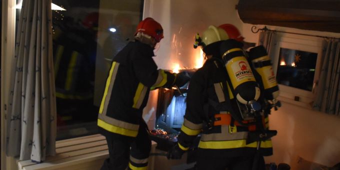 La Punt Chamues-ch: Brand eines Cheminée Holzbalkens La Punt Chamues-ch: Brand eines Cheminée Holzbalkens