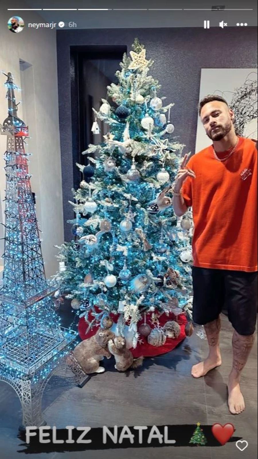 Neymar wünscht frohe Weihnachten und zeigt sich dabei «ganz cool» vor dem Weihnachtsbaum.