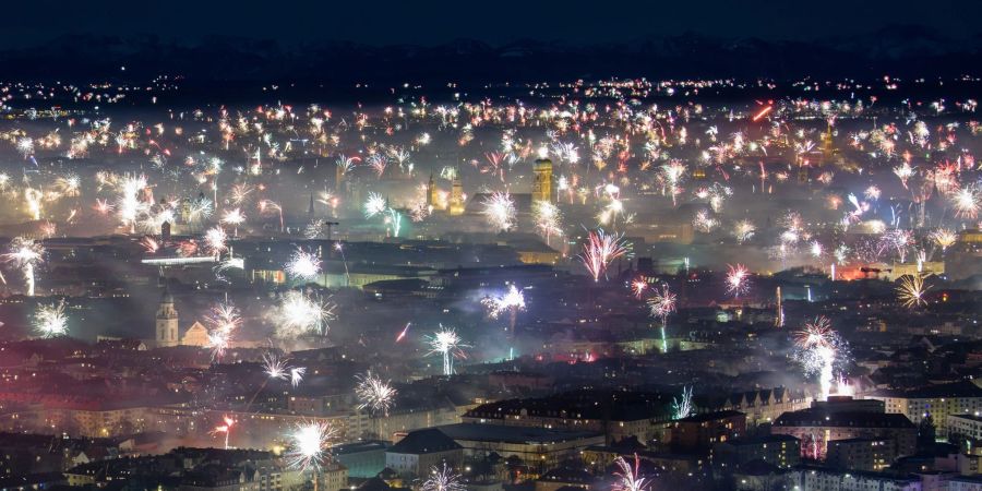Feuerwerksraketen explodieren in der Silvesternacht 2018/19 in München.