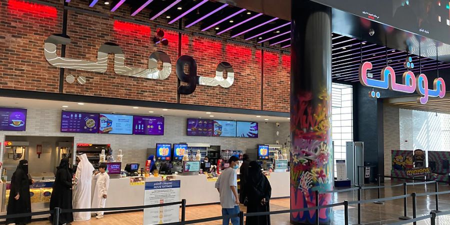 PRODUKTION - Kinos waren in Saudi-Arabien lange Zeit verboten. Nun gibt es sie aber: Grosse Kinos mit gemütlichen Lounge-Sesseln und grosser Speisekarte, auf der sogar Steaks stehen. Foto: Johannes Sadek/dpa