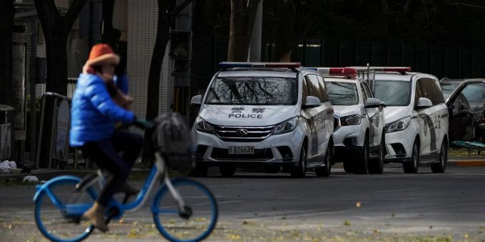 Massive Polizeipräsenz hat in mehreren chinesischen Städten ein Wiederaufflammen der Proteste gegen die harte Null-Covid-Politik verhindert. Massive Polizeipräsenz hat in mehreren chinesischen Städten ein Wiederaufflammen der Proteste gegen die harte Null-Covid-Politik verhindert.