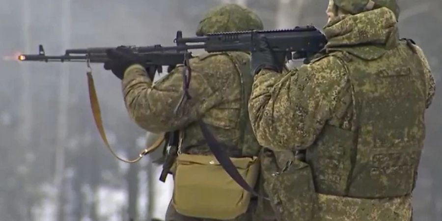 HANDOUT - Auf diesem vom Pressedienst des russischen Verteidigungsministeriums veröffentlichten Videostandbild nehmen russische Soldaten an Übungen in Belarus teil. Foto: ---/Russian Defense Ministry Press Service via AP/dpa - ACHTUNG: Nur zur redaktionellen Verwendung und nur mit vollständiger Nennung des vorstehenden Credits