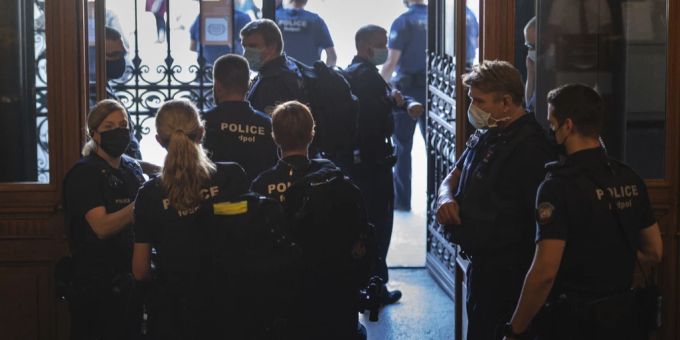 Fedpol-Mitarbeitende im Bundeshaus am 13. September 2021, als die Maskenpflicht noch allgemein galt. Die Bundespolizei hat seinen Mitarbeitenden im Bundeshaus das Tragen der Schutzmaske wieder vorgeschrieben. Fedpol Maskenpflicht Bundeshaus Bundesversammlung