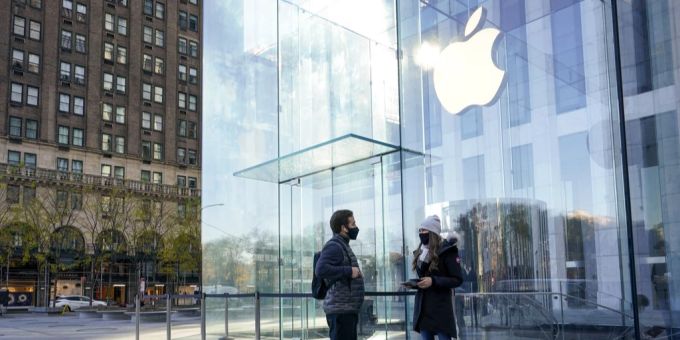 Ein Apple Store an der Fifth Avenue in New York. apple