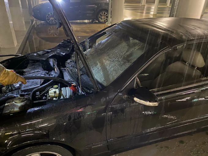 Zwei Autos wurden durch den Brand stark beschädigt. kapo sg
