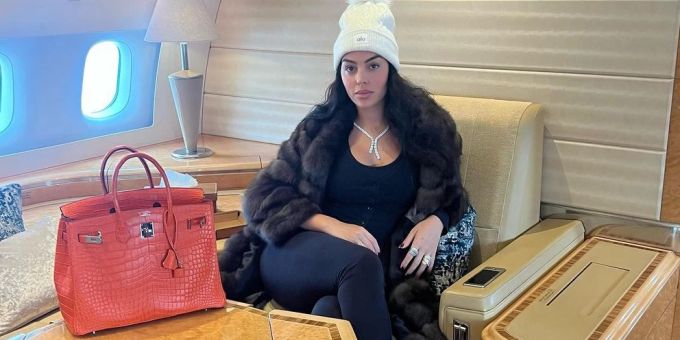 Privatjet und Pelz - Ronaldos Georgina erntet für Protz-Bild Shitstorm