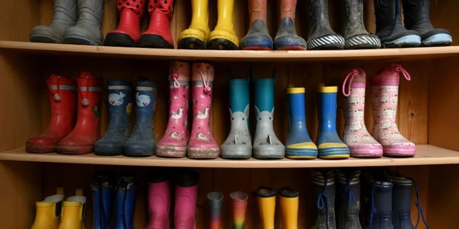 Gummistiefel in einem Kindergarten
