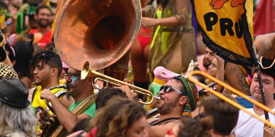 ARCHIV - Menschen tanzen und machen Musik auf den Strassen während eines coronabedingten verschobenen Karnevals. Foto: Andre Borges/dpa