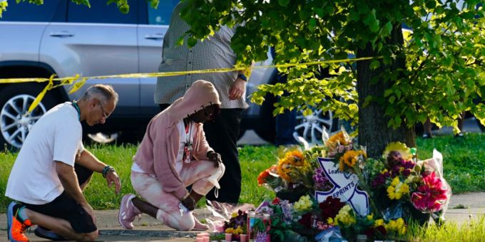 dpatopbilder - ARCHIV - Menschen knien vor Blumen, um den Opfern tödlicher Schüsse in einem Supermarkt in Buffalo die letzte Ehre zu erweisen. Ein Schütze hatte am Samstag (14.05.2022) in der Stadt Buffalo im Bundesstaat New York das Feuer eröffnet und mindestens zehn Menschen getötet. Foto: Matt Rourke/AP/dpa