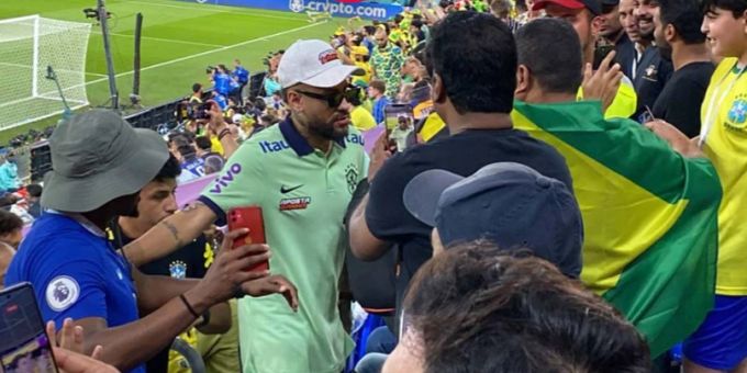 Brasilien-Fans machen an der WM 2022 beim Spiel gegen die Schweiz Fotos von «Neymar». Der echte Neymar liegt allerdings krank im Bett. wm 2022