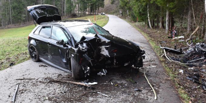 Sternenberg ZH - Raser und Mitfahrerin bei Unfall leicht verletzt