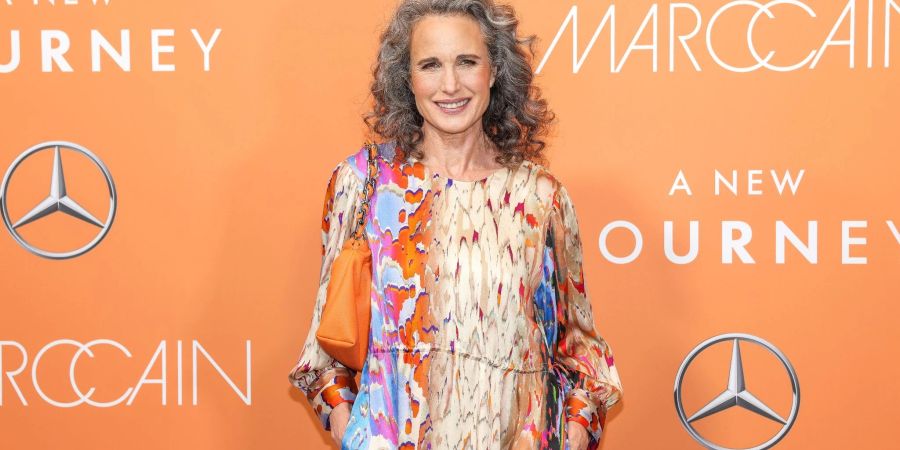 US-Schauspielerin Andie MacDowell kommt zur Show des Labels Marc Cain bei der Offsite-Modenschau im ehemaligen Flughafen Tempelhof in Berlin.