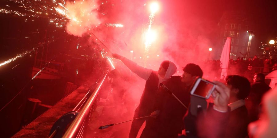 Teilnehmer der Silvesterfeierlichkeiten feuern Pyrotechnik ab. In Nordrhein-Westfalen habe das Innenministerium Angriffe auf 42 Einsatzkräfte bestätigt, so ein Zeitungsbericht.