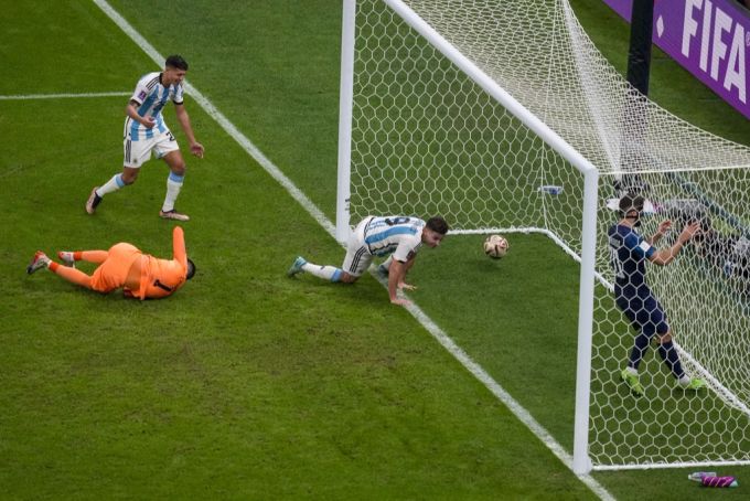 Julian Alvarez setzt sich gegen drei Kroatien-Verteidiger durch, der Ball liegt im Tor. wm 202