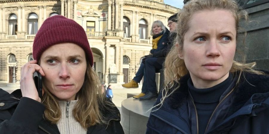 «Tatort: Totes Herz»: Karin Gorniak (Karin Hanczewski) und Leonie Winkler (Cornelia Gröschel) finden das Handy einer Verdächtigen.