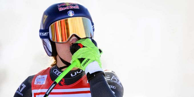 Sofia Goggia küsst ihre gebrochene Hand nach der zweiten Abfahrt in St. Moritz. Sofia Goggia Abfahrt