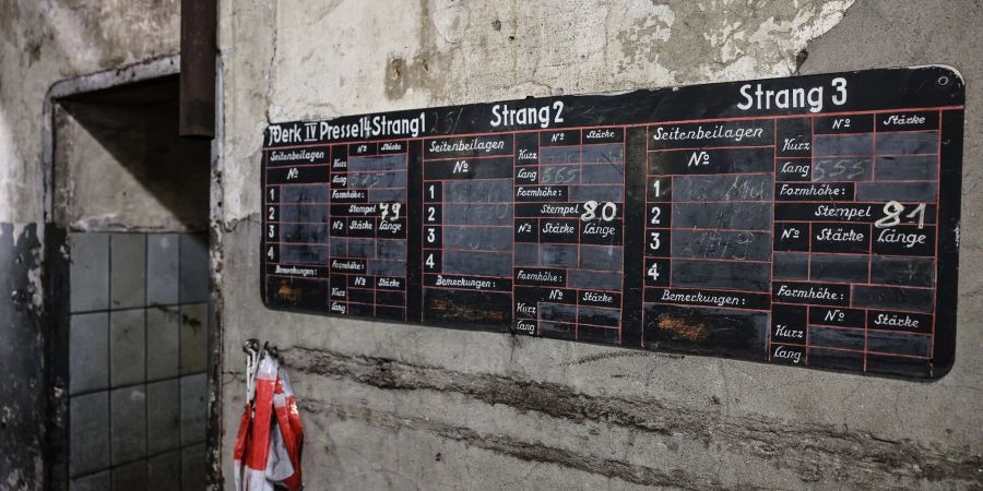 Eine Tafel mit Produktionshinweisen hängt in der RWE Brikettfabrik Wachtberg.