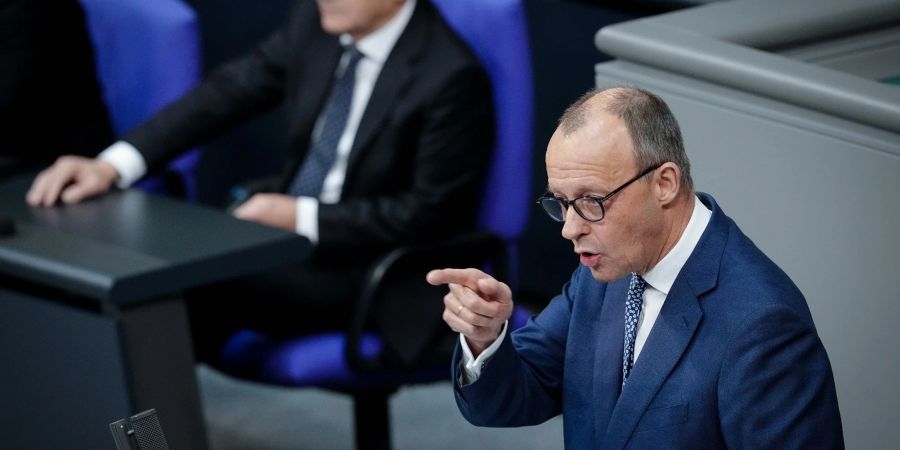 CDU-Chef Friedrich Merz kritisiert Kanzler Olaf Scholz und seine Ukraine-Politik scharf.