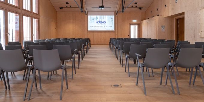 Konferenz- und Versammlungsraum (Symbolbild) Saal Stühle Meeting Konferenz Versammlung