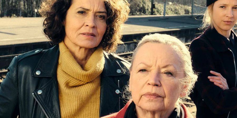 «Tatort: Lenas Tante»: Lena Odenthals (Ulrike Folkerts, l.) Tante Nikola Odenthal (Ursula Werner) interessiert sich sehr für den neuesten Fall - das merkt auch Kollegin Johanna Stern (Lisa Bitter).