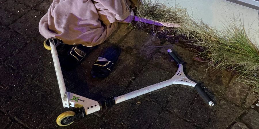 Netstal: Lenker erfasst Kind auf Kickboard