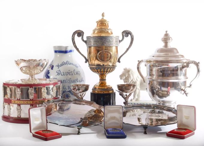 Trophäen und Repliken, darunter der Sieger-Pokal für die Wimbledon Championships von 1985 und 1986 (M), der Sieger-Pokal der deutschen Mannschaft im Davis Cup in Göteborg von 1988 (l) und der Sieger-Pokal der US-Open von 1989 (r) sowie weitere Erinnerungsstücke des ehemaligen Tennisstars Boris Becker. Boris Becker