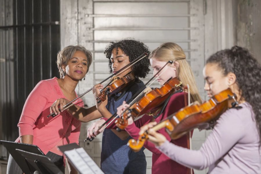 Gemeinsam im Orchester spielen: Hier lernen Schüler nicht nur Instrumente, sondern auch Teamfähigkeit und Disziplin. Bild: iStock