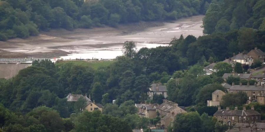 Nach tagelangem Kampf von Einsatzkräften gegen einen drohenden Dammbruch dürfen die Bewohner des nordenglischen Städtchens Whaley Bridge wieder in ihre Häuser zurück. Foto: Joe Giddens/PA Wire