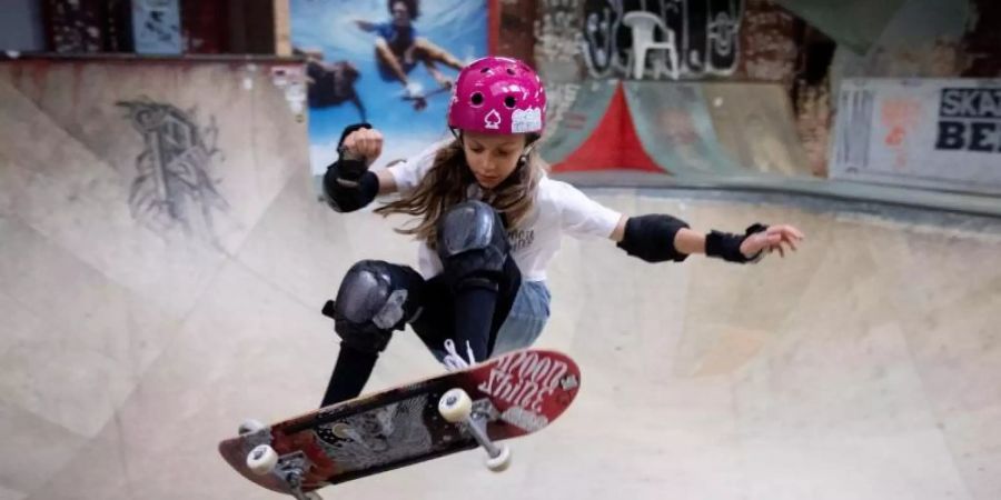 Hofft auf ihre Olympiateilnahme: Lilly Stoephasius trainiert in der Skateboardhalle Berlin. Foto: Kay Nietfeld