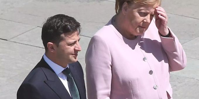 Zuerst hatte Angela Merkel mitt Juni beim Empfang des neuen ukrainischen Präsidenten Wolodymyr Selenskyj erheblich gezittert. Foto: Wolfgang Kumm Zuerst hatte Angela Merkel mitt Juni beim Empfang des neuen ukrainischen Präsidenten Wolodymyr Selenskyj erheblich gezittert. Foto: Wolfgang Kumm