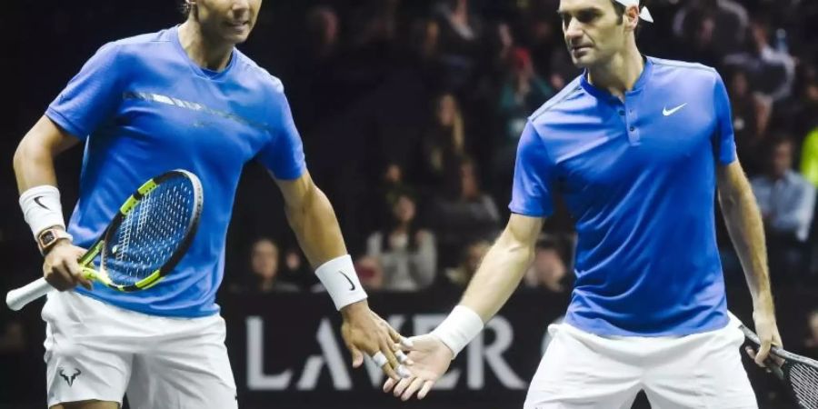Haben auch schon zusammen gespielt: Der Spanier Rafael Nadal (l) und der Schweizer Roger Federer. Foto: Vít Šimánek/CTK
