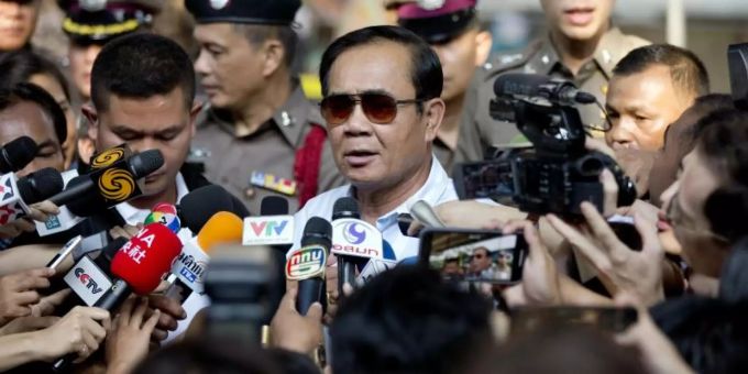 Prayut Chan-o-cha (M) bleibt Premierminister von Thailand. Foto: Gemunu Amarasinghe/AP Prayut Chan-O-Cha