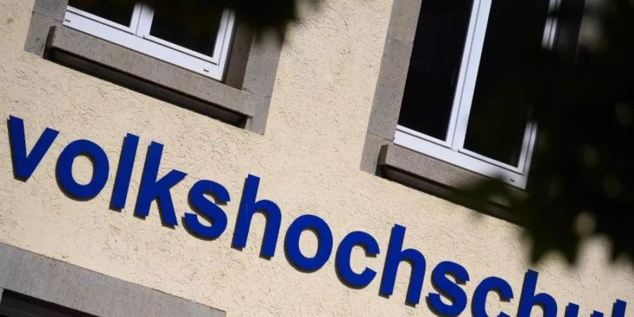 Bildungsangebote im Internet machen den Volkshochschulen Konkurrenz. Foto: Sebastian Gollnow/dpa