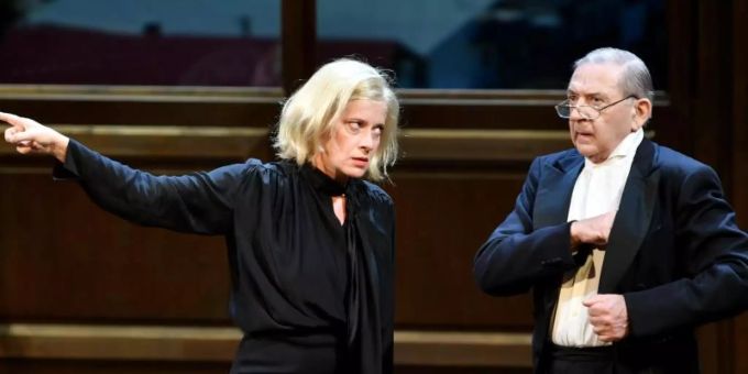 Caroline Peters (Corinna Schaad, l) und André Jung (Pilgrim) in Salzburg auf der Bühne. Caroline Peters Nestroy-Theaterpreis
