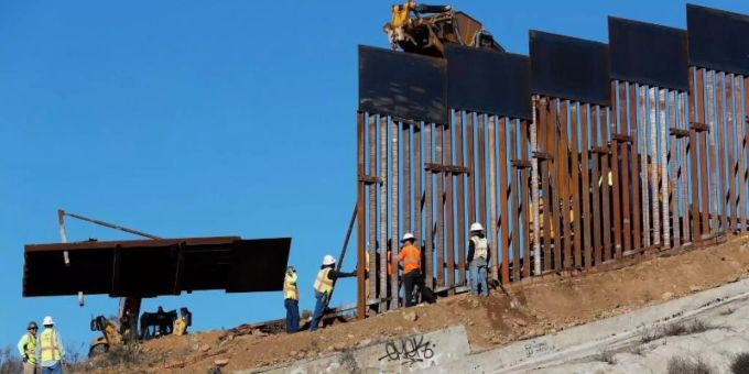 Die Grenze zu Mexiko ist nicht wirklich eine Mauer aus Beton geworden, sondern eher ein Zaun aus Metall. Mauer Grenze Donald Trump