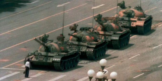 Ein Mann steht zum Protest auf dem Tian'anmen-Platz vor mehreren Panzern. tian?anmen-platz