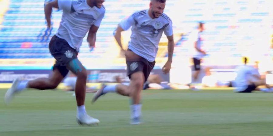 Sieht viel Potenzial bei den Spielern der deutschen U21: Jonathan Tah (l) beim Training mit Marco Richter. Foto: Cezaro De Luca