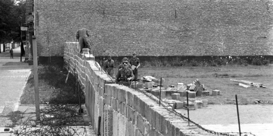 DDR-Grenzsoldaten und Arbeiter beim Mauerbau im Oktober 1961