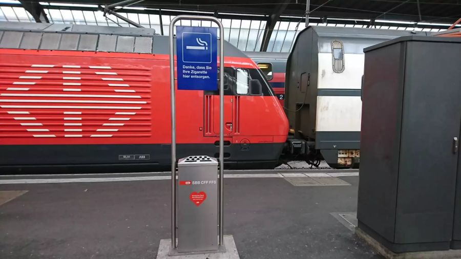 Ein Aschenbecher auf dem Perron am SBB Bahnhof in Zürich.